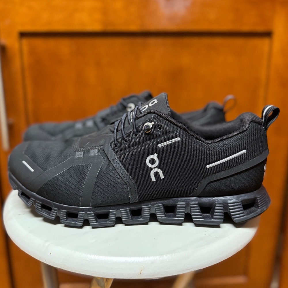 ON Cloud Men’s Waterproof Sneakers EUC Sz 9